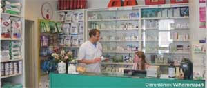 Aan de balie van Dierenkliniek Wilhelminapark kun je overdag voer en medicijnen halen